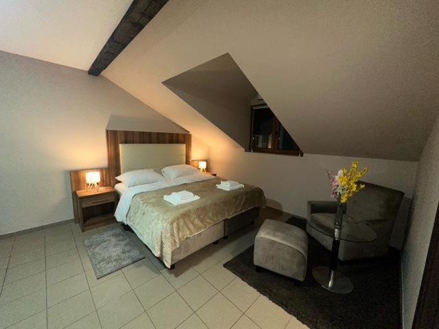 Jp Motel Mali Pariz Bor Buitenkant foto