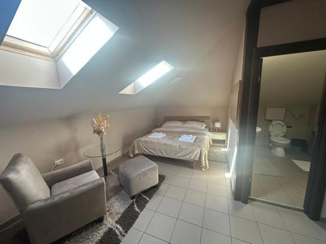 Jp Motel Mali Pariz Bor Buitenkant foto