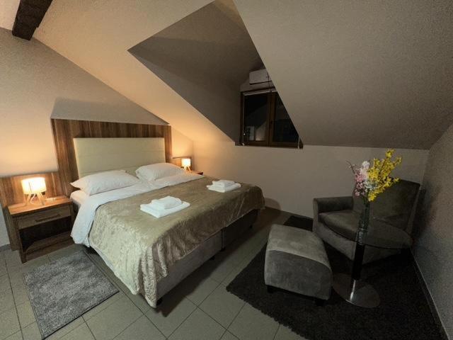 Jp Motel Mali Pariz Bor Buitenkant foto