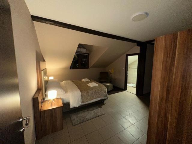 Jp Motel Mali Pariz Bor Buitenkant foto