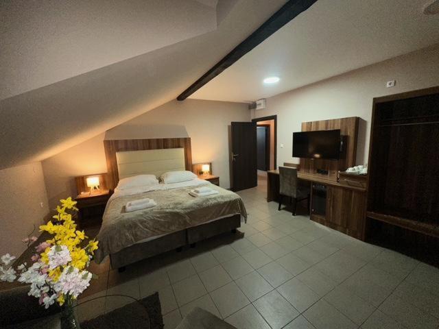 Jp Motel Mali Pariz Bor Buitenkant foto