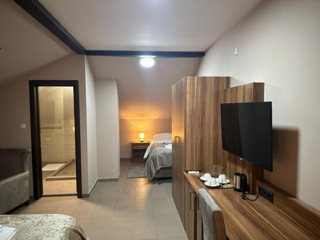 Jp Motel Mali Pariz Bor Buitenkant foto