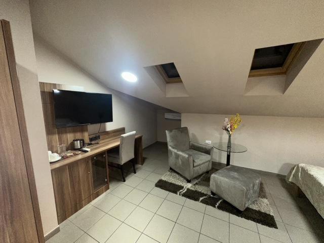 Jp Motel Mali Pariz Bor Buitenkant foto