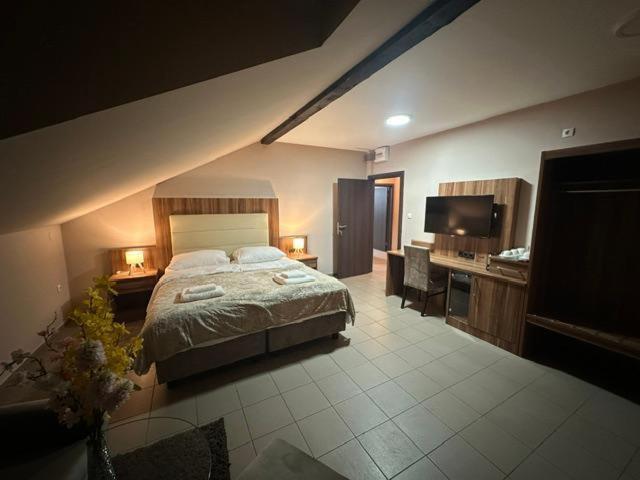 Jp Motel Mali Pariz Bor Buitenkant foto