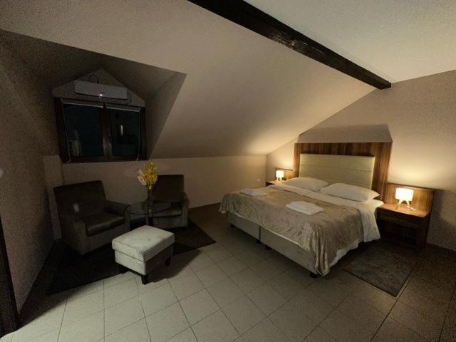Jp Motel Mali Pariz Bor Buitenkant foto