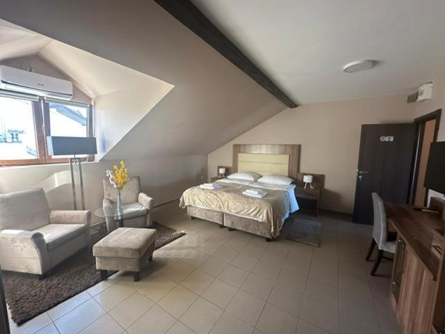 Jp Motel Mali Pariz Bor Buitenkant foto